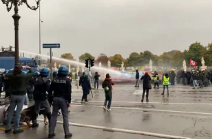 Polícia italiana reprime e agride manifestantes contrários a Bolsonaro após encontro do G20