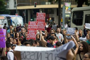 Centenas se manifestam no centro do Rio e luta contra as demissões na Estácio continua