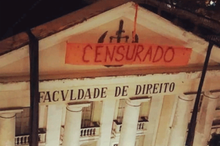 Juízes e policiais invadem casa de estudantes da UFF para apreender materiais anti-Bolsonaro