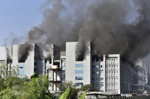 Fábrica de vacinas na Índia é atingida por incêndio