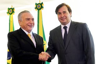 Conheça Rodrigo Maia, o sucessor à presidência aliado de Temer e delatado na Lava Jato