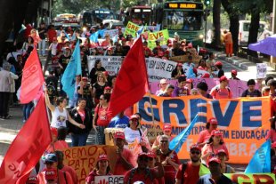 Trabalhadores da UFMG em greve se manifestam contra o ajuste fiscal, com apoio de estudantes