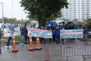 Funcionários ligados ao Ministério da Saúde protestam em frente ao condomínio do Bolsonaro