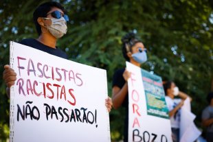 Manifestantes ocupam as ruas do Centro de Teresina em ato antirracista e antifascista