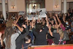 Professores de Niterói fazem na ato na Câmara de Vereadores contra reajuste insuficiente