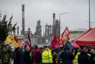 Greve geral massiva nas refinarias francesas contra a reforma da previdência de Macron