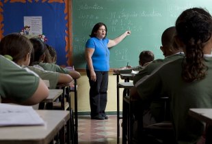 Sobre o piso salarial e a jornada de trabalho dos professores no Brasil