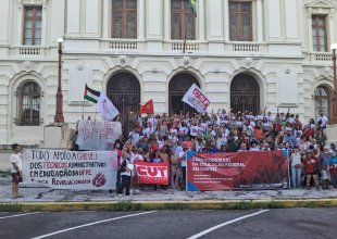 TAEs em greve de Pernambuco reúne centenas em ato unificado no Recife
