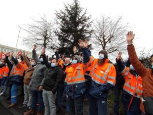 Na França, trabalhadores de refinaria levam a frente greve exemplar contra demissões