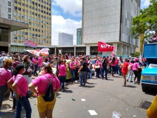 Professores fazem ato em Brasília contra o decreto de Ibaneis pela volta 100% presencial das aulas