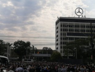 Metalúrgicos da Mercedes de São Bernardo paralisam fábrica após anúncio de 3600 demissões