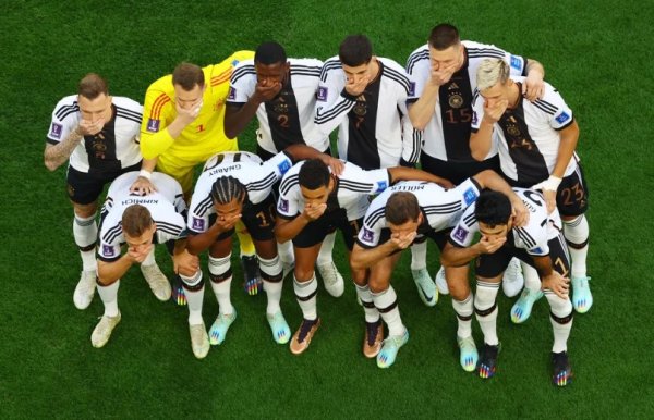 Jogadores da Alemanha protestam contra censura política da FIFA no Mundial, antes do jogo