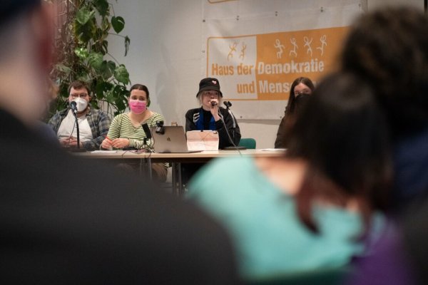 150 ativistas e militantes discutem ruptura revolucionária com o Die Linke