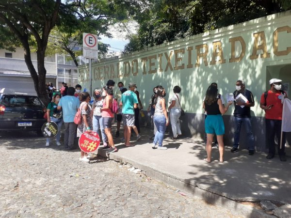 Trabalhadores da educação de MG em greve fazem ato em Santa Luzia